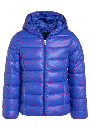Veste à capuche matelassée bleue avec motifs d'étoiles rouges et fermeture éclair frontale, conçue pour les enfants.