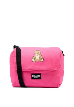 Borsa per neonati rosa brillante con tracolla nera regolabile, grafica di orsetto sulla patta e etichetta "Moschino Baby" sulla tasca anteriore.