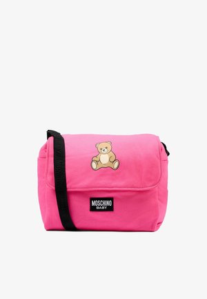Jasnoróżowa torba dla dziecka z czarnym regulowanym paskiem, grafiką misia na klapie i etykietą "Moschino Baby" na przedniej kieszeni.