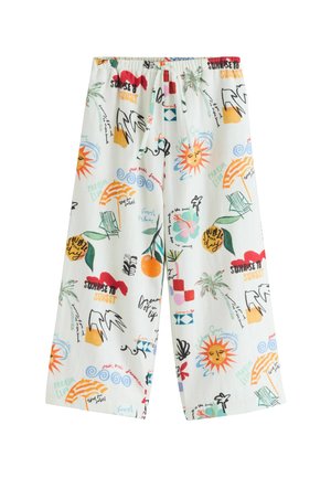 Hvide bukser med vide ben med farverige sommerrelaterede tryk, herunder sol, palmer, paraplyer, appelsiner, fugle og udtryk som "Fra solopgang til solnedgang."