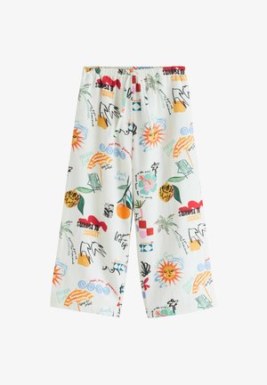 Hvide bukser med vide ben med farverige sommerrelaterede tryk, herunder sol, palmer, paraplyer, appelsiner, fugle og udtryk som "Fra solopgang til solnedgang."