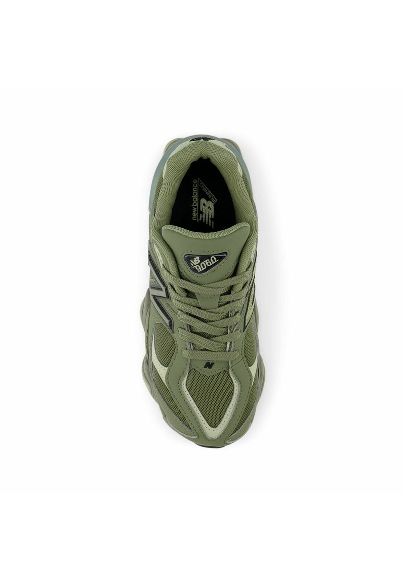 Baskets vert olive foncé avec panneaux en mesh, accents gris et marquage noir. Dotées d'un bout arrondi et d'une semelle rembourrée. Les lacets sont bien serrés.