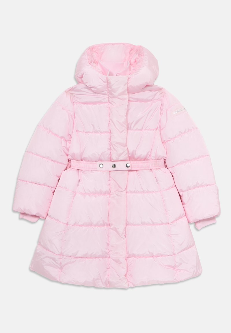 Helles rosa Pufferjacke mit hohem Kragen und Kapuze, tailliertem Gürtel, gesteppter Optik und langen Ärmeln. Sie wird vorn mit Druckknöpfen geschlossen.