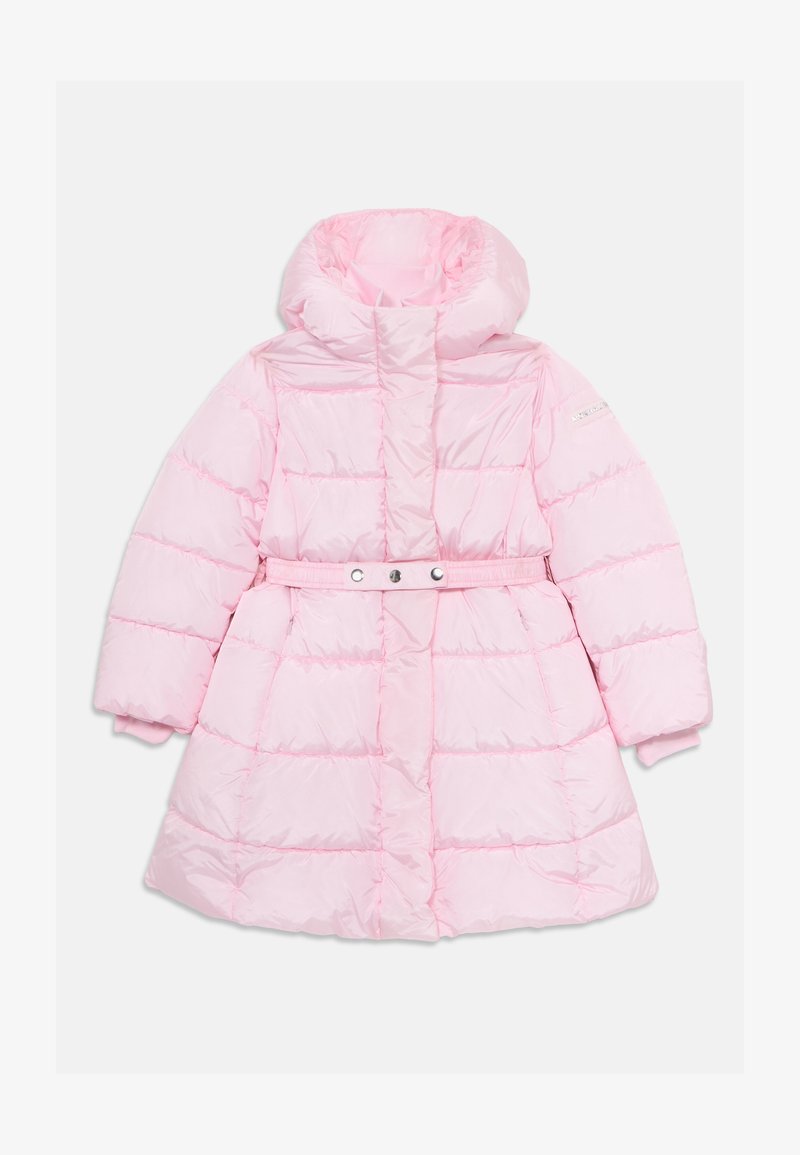 Helles rosa Pufferjacke mit hohem Kragen und Kapuze, tailliertem Gürtel, gesteppter Optik und langen Ärmeln. Sie wird vorn mit Druckknöpfen geschlossen.