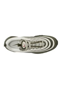 Tenisky Nike Air Max 97 s designem v zelené a bílé barvě, síťovinovým svrškem, gumovou podrážkou a viditelným vzduchovým polstrováním. Obsahují texturované pruhy a tkaničky.