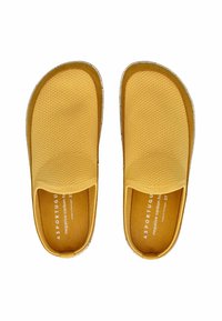 Žluté síťované nazouvací boty s kulatou špičkou, texturovaným svrškem, polstrovanou stélkou a lehkou gumovou podrážkou. Označení je viditelné uvnitř.