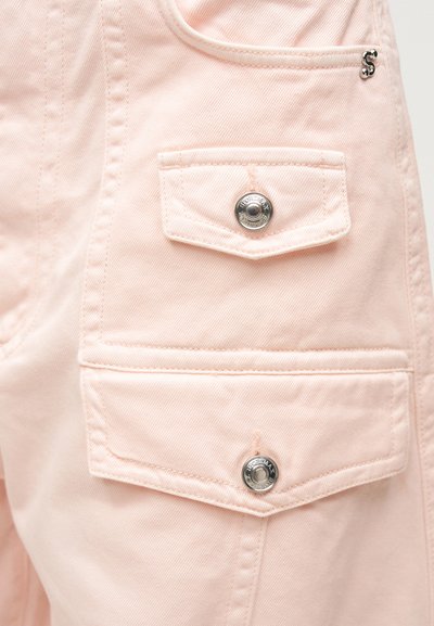 Υφασμάτινο τζιν σε ανοιχτό ροζ χρώμα με δύο τσέπες με καπάκια ασφαλισμένες με ασημένια κουμπιά και μια μικρή ασημένια λεπτομέρεια "S" κοντά στην πάνω τσέπη.