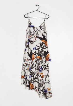 Hvid slip-kjole med orange og blå blomsterprint, tynde stropper og asymmetrisk flæsekant, hængende på en sort bøjle mod en hvid baggrund.