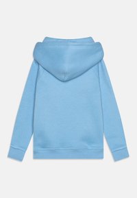 Felpa leggera blu chiaro con un ampio cappuccio morbido. Presenta polsini e orlo a costine. Realizzata in un tessuto liscio e leggero. Nessuna grafica visibile.