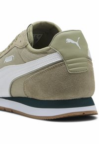 Zielone oliwkowe trampki wykonane z zamszu i materiału siatkowego, z białymi akcentami, okrągłym noskiem i wyprofilowaną podeszwą. Posiadają logo Puma na pięcie i boku.