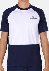Blauw en wit sportshirt met korte mouwen, featuring raglanmouwen, een ronde halslijn en een Sergio Tacchini-logo op de borst.