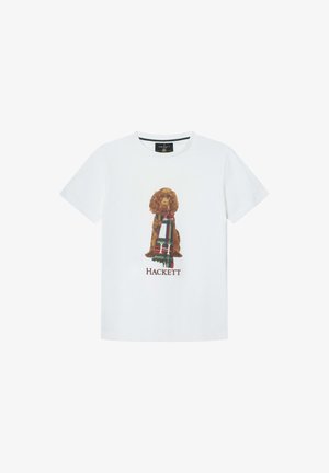 Weißes Baumwoll-T-Shirt mit einer Illustration eines braunen Hundes, der einen karierten Schal trägt, mit dem Markennamen "HACKETT" darunter gedruckt.