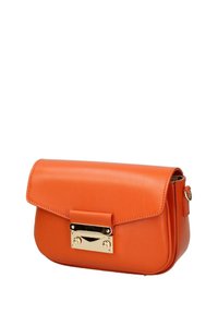 Pomarańczowa skórzana torebka o strukturalnym kształcie, z klapką i złotymi akcentami metalowymi. Gładka faktura z haftowanymi detalami.