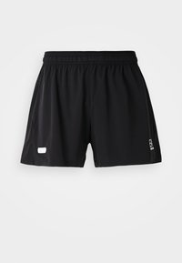 Μαύρες αθλητικές βερμούδες με ελαστική μέση. Λείος υφή, πλαϊνές σχισμές για κινητικότητα, και λευκό λογότυπο στην κάτω αριστερή πλευρά.