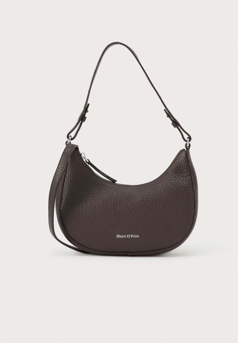 Geantă de umăr din piele maro închis, texturată, cu curea ajustabilă, formă semilunară, fermoar argintiu și logo-ul "Marc O’Polo" pe față.