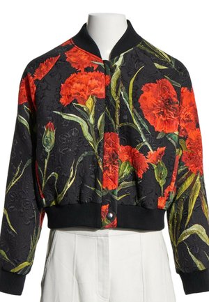 Veste bomber noire avec imprimé floral rouge, col, manches et ourlet côtelés, présentée sur un buste de mannequin blanc.