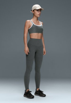 OYSHO, MEDIUM-SUPPORT RIB OVERLAY SPORTS BRA - Sport-BH mit mittlerer Stützkraft - dark grey melange