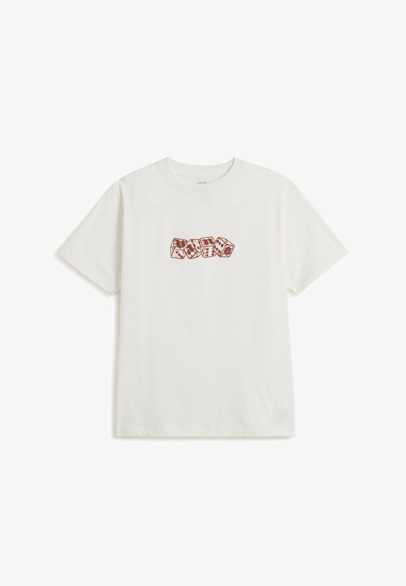 Bílý tričko s krátkým rukávem a centrálním grafikou čtyř hnědých kostek, které ukazují různá čísla.