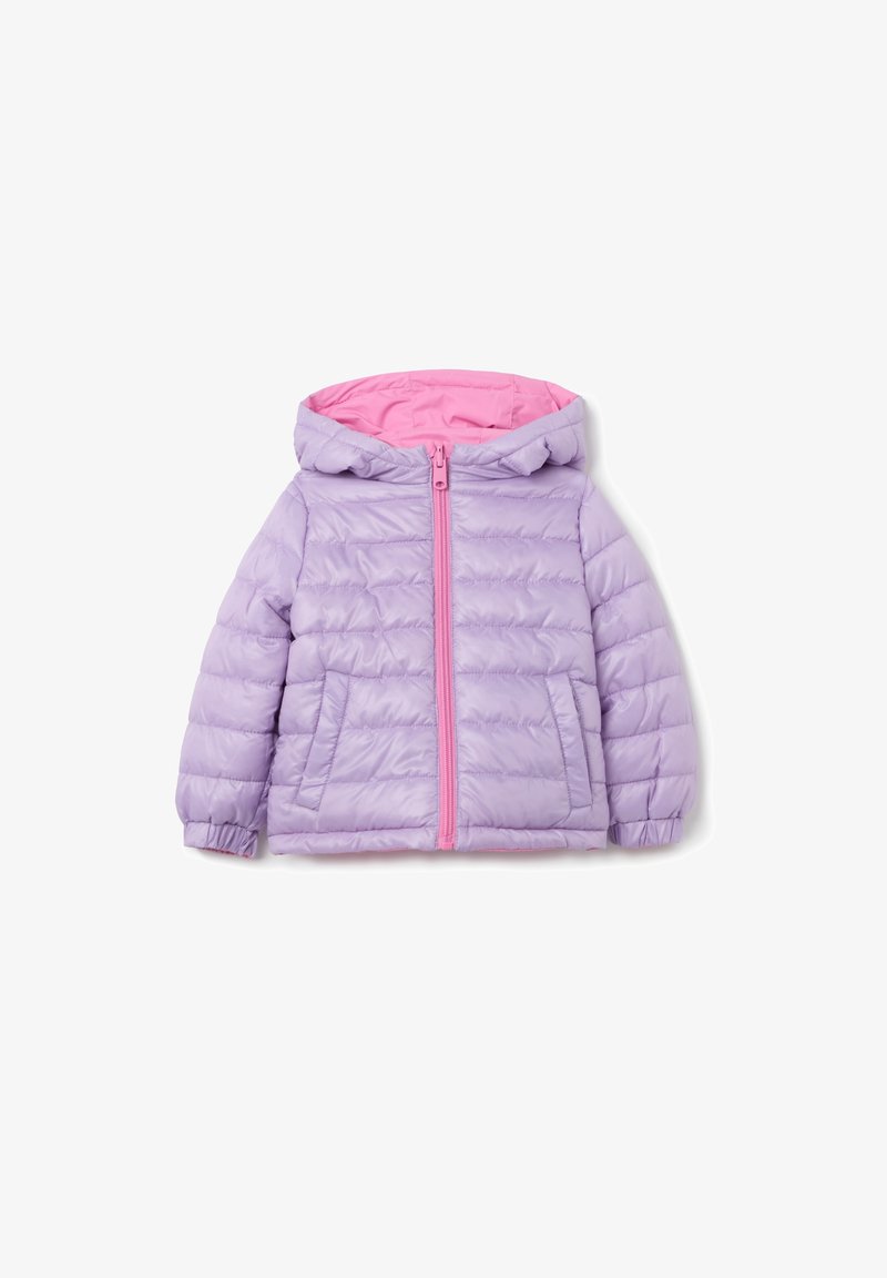 Giacca imbottita di un leggero colore viola con cappuccio e zip rosa, caratterizzata da una texture a righe orizzontali e tasche laterali. Forma rettangolare.