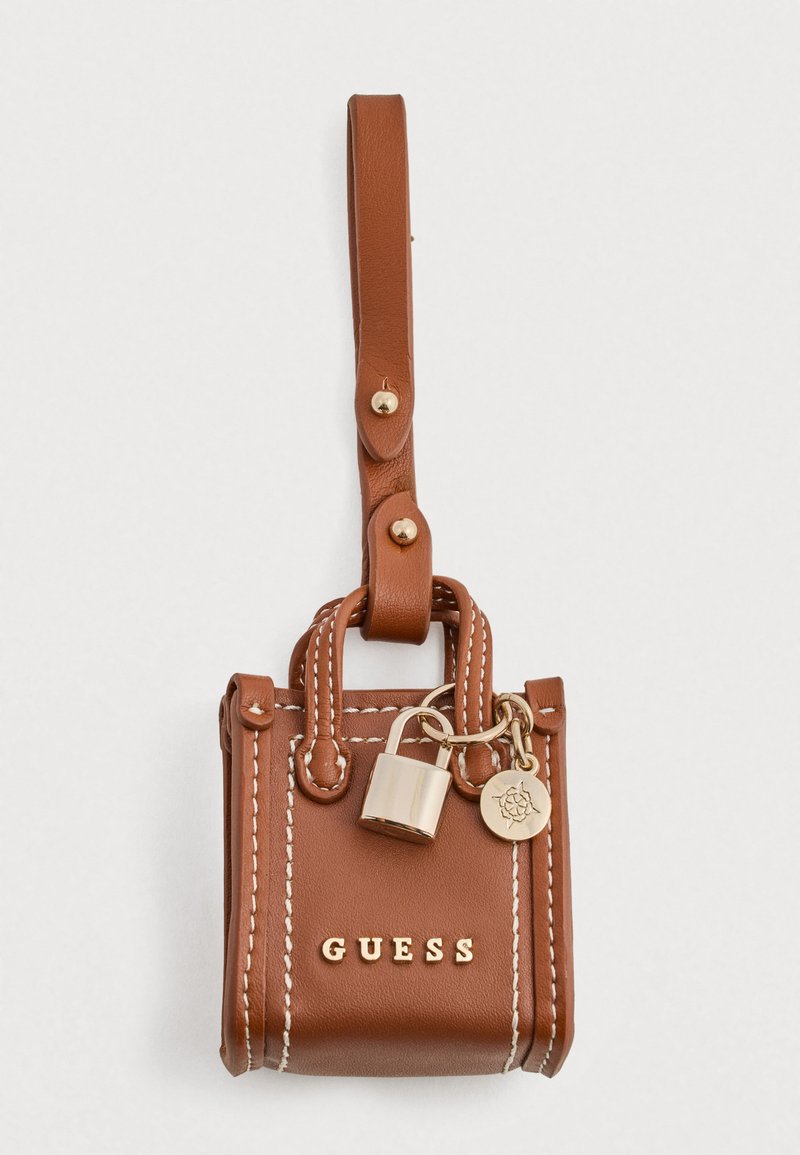Braune Kunstleder-Mini-Handtasche mit doppelten Griffen, weißen Nähten, goldener Schlösser und Charm, ausgestattet mit einem goldenen "GUESS"-Logo auf der Vorderseite.