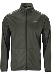 Giacca sportiva verde con colletto alto, chiusura con zip e pannelli laterali neri. Presenta strisce bianche decorative sulle spalle e un logo sul petto.