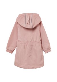 Jasnoróżowa wodoodporna kurtka z kapturem, elastycznym pasem i mankietami. Posiada gładką teksturę i odblaskowe detale.