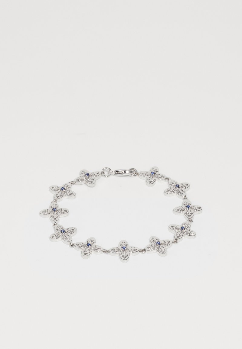 Ασημένιο βραχιόλι με λουλουδάτα μοτίβα, το καθένα διακοσμημένο με μικρές μπλε πέτρες, συνδεδεμένα με περίπλοκους συνδέσμους. Λείο φινίρισμα μεταλλικό.