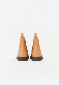 Hnedé gumové členkové čižmy s sivým panelom, čiernou podrážkou a pásikom na zadnej strane, s elegantným, minimalistickým dizajnom.