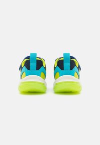 Baskets de sport avec une tige en maille bleu marine, des accents jaune vif et une semelle vert clair. Présente un onglet à l'arrière et des sangles réglables.
