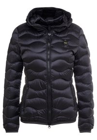 Schwarze Steppjacke mit Kapuze, ausgestattet mit einem gepolsterten Design, Reißverschluss, Seitentaschen und einem kleinen Markenetikett auf der Brust.
