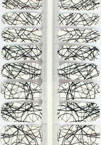 Abstraktes Design mit ovalen Elementen auf wei ßem Grund und schwarzen, verworrenen Linien, angeordnet in Reihen auf einem strukturierten grauen Hintergrund.