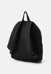 Mochila negra con correas de malla acolchadas y una superficie texturizada. Presenta un asa en la parte superior y correas ajustables con hebillas para mayor comodidad.