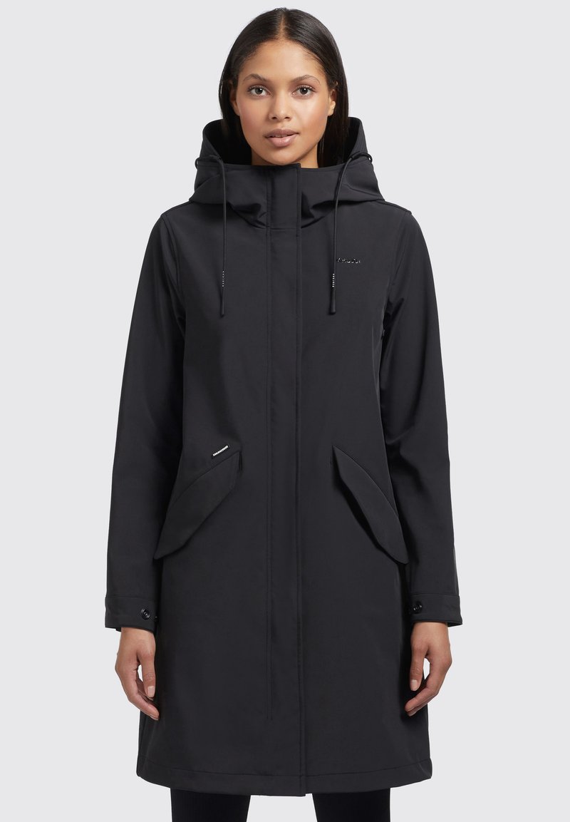 Parka nera impermeabile con cappuccio, zip frontale e due tasche laterali. Presenta coulisse regolabile e una texture liscia e opaca.