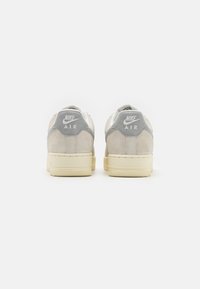 Nike Sportswear AIR FORCE 1 - Sapatilhas - sail/light smoke grey/photon dust/alpha orange/coconut milk
