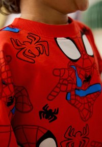 Next 2 PACK   - Nattplagg set - red blue spidey and friends