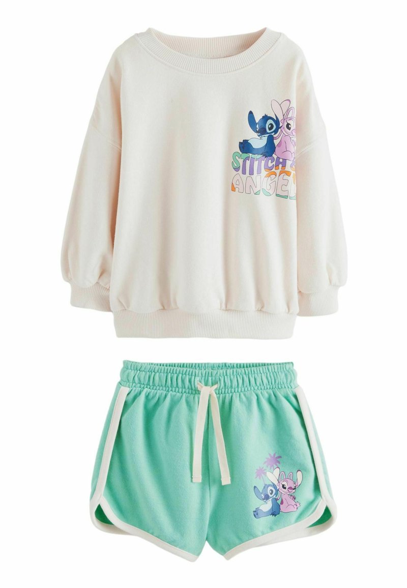 Sweatshirt beige chiaro con una grafica di Stitch e Angel, abbinato a pantaloni corti verde menta che presentano gli stessi personaggi e dettagli bianchi.