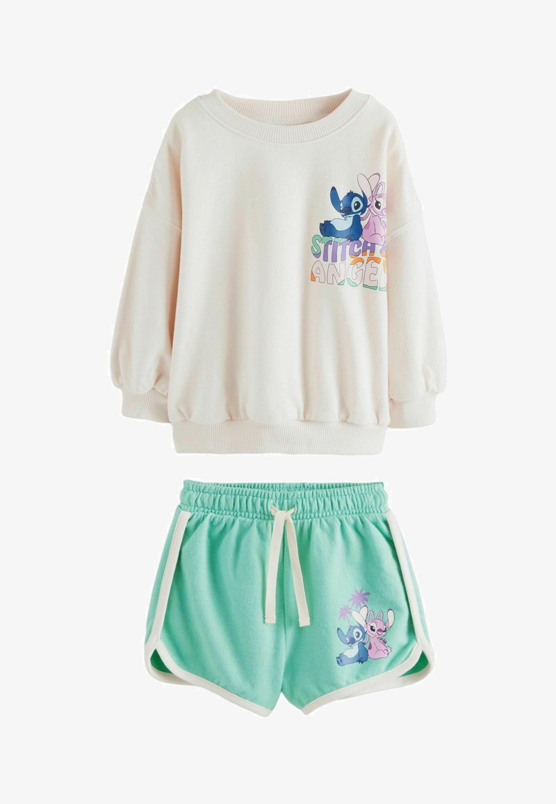 Heledbeez värvi sviiter, millel on Stitchi ja Angela graafika, koos münti roheliste lühikesed pükste ja sama tegelastega ning valgete aktsentidega.