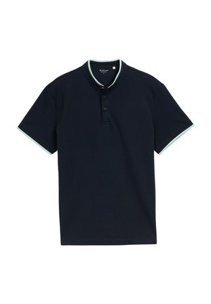 Marineblaues Poloshirt aus strukturiertem Stoff, mit Stehkragen, drei Knöpfen und hellblauen Akzenten am Kragen und den Ärmeln.