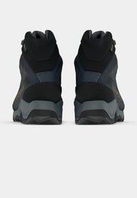 Melni un pelēki augstie apavi ar teksturētu virsmu, mīkstu potīšu atbalstu un zaļu akcentu uz zoles. Apaviem ir logo uz sāniem.