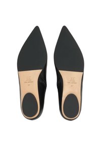 Zapatos negros de cuero con punta afilada y textura suave. Cuentan con una plantilla beige etiquetada como "CUERO REAL" y una suela de goma negra. Talla 37.