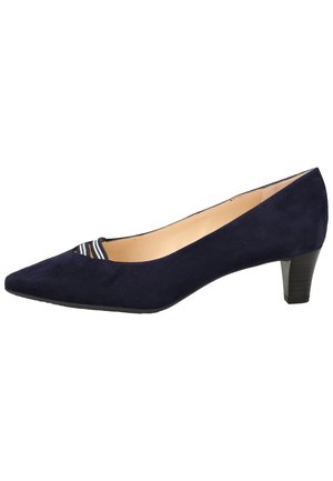 Granatowe zamszowe czółenka na niskim obcasie z szpiczastym noskiem i paskiem elastycznym w paseczki na górze.