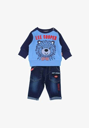 Sweatshirt bleu avec un graphique d'ours, lettrage rouge, et manches marine. Jean en denim avec des accents rouges et des poches. Tenue décontractée pour enfant.