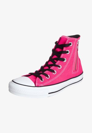 Wysokie trampki w jasnoróżowym kanwasie z czarnymi sznurowadłami, białą gumową czubkiem i detalem zamka błyskawicznego z boku. Czarna i biała paskowana podeszwa.