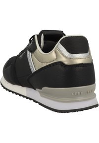 Zwarte en zilveren sneaker met een gestructureerde bovenkant, gevoerde kraag, contrasterende witte zool en een verhoogde merknaam op de hak.