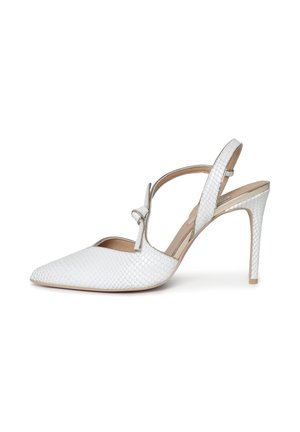 Scarpa slingback bianca con tacco alto, punta appuntita, motivo a serpente testurizzato e piccolo fiocco sulla cinghia frontale.
