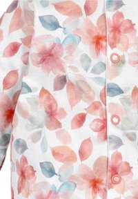 Tissu blanc doux avec des motifs floraux et de feuilles en pastel rose, bleu et beige, comportant des boutons-pression corail sur le côté.