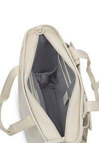Sac fourre-tout beige avec fermeture éclair sur le dessus, ouvert pour montrer la doublure intérieure grise, poche latérale élastique et bandoulière réglable.