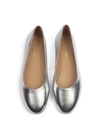 Paire de ballerines en cuir argenté brillant avec bouts arrondis et semelles beiges, vues de dessus sur fond blanc.