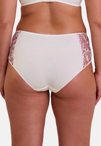 Culotte blanche taille haute ornée d'accents floraux texturés dans des nuances de rose sur les côtés, avec un tissu lisse et subtil sur l'ensemble.