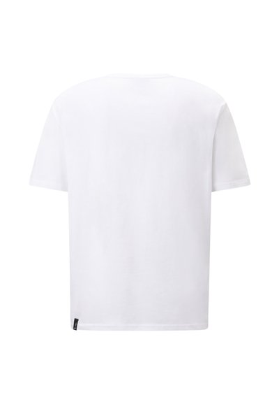 Hvid bomulds T-shirt med rund halsudskæring, korte ærmer og lige kant. Har et lille sort mærke nederst til venstre.